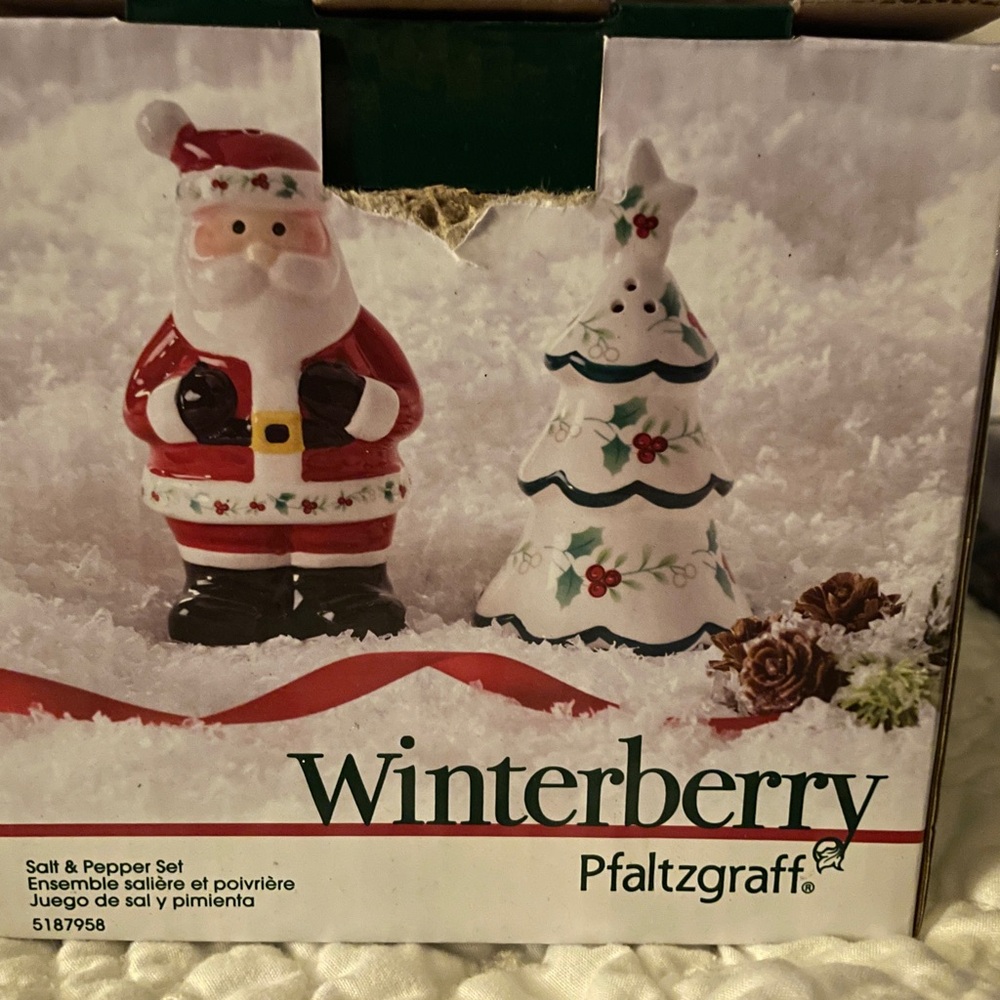 Pfaltzgraff Winterberry Santa and Tree Set